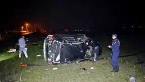 İnegöl'de Takla Atan Otomobil Tarlaya Uçtu: 3 Yaralı
