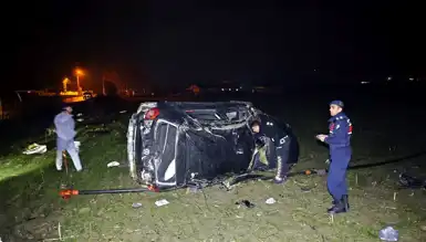 İnegöl'de Takla Atan Otomobil Tarlaya Uçtu: 3 Yaralı