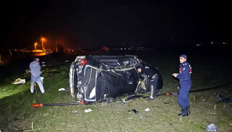 İnegöl'de Takla Atan Otomobil Tarlaya Uçtu: 3 Yaralı